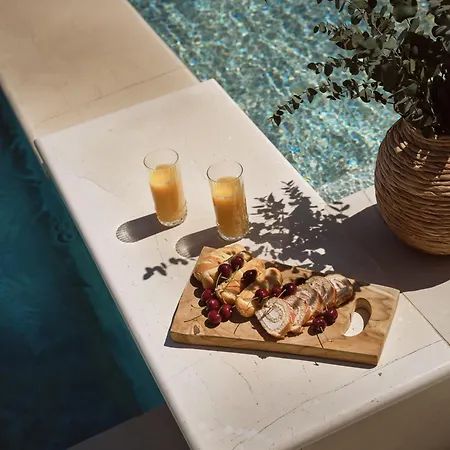 Elpida Luxury Villa, With Infinity Pool & Whirlpool, By Thinkvilla ヴィラ